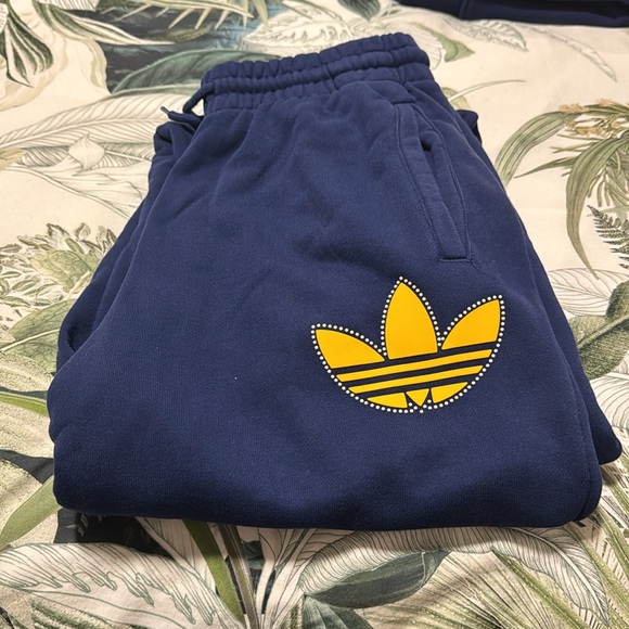 Adidas sweatshirt and sweatpants - Picture 8 of 9